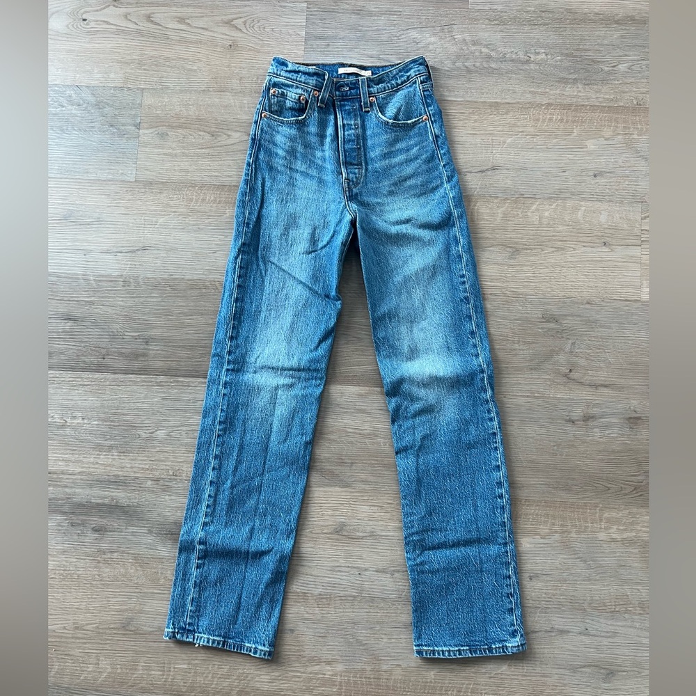 Levi’s high rise ribcage straight jeans (women’s)